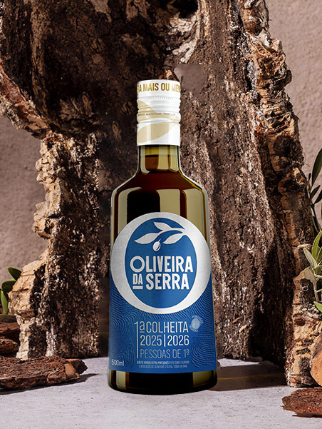 Garrafa de azeite virgem extra primeira colheita oliveira da serra